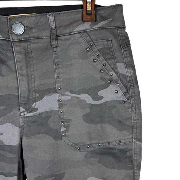 DEMOCRACY Women's High Rise Ankle Length Camo Studded Pants, Black Camo, Size 10 - Picture 7 of 10